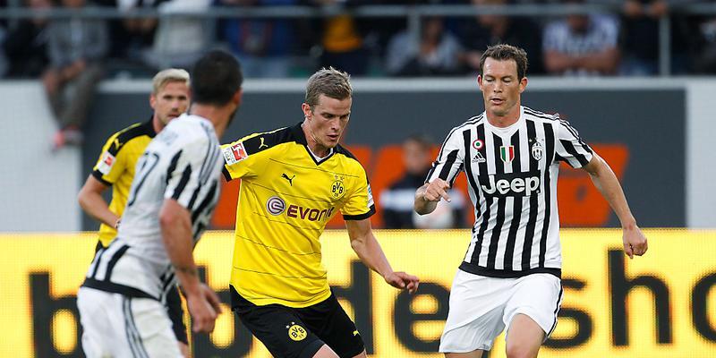 Dortmunds Sven Bender (am Ball) im Duell mit Juves Stephan Lichtsteiner (rechts) Dortmunds Sven Bender (am Ball) im Duell mit Juves Stephan Lichtsteiner (rechts)