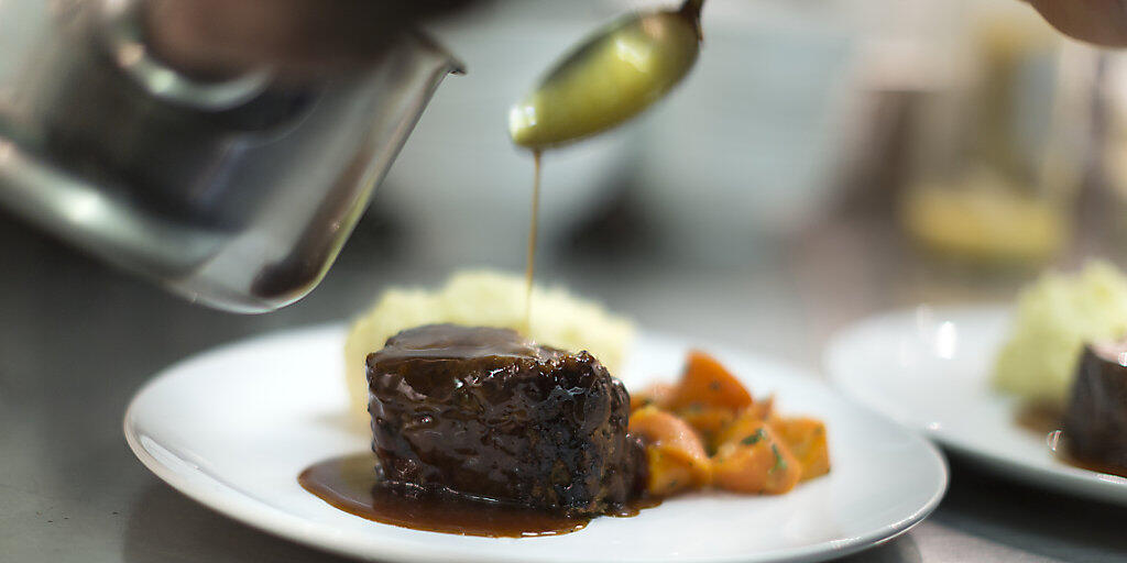 Immer weniger Fleisch landet auf Schweizer Tellern. Doch noch immer betr&auml;gt der durchschnittliche Pro-Kopf-Konsum &uuml;ber 50 Kilogramm im Jahr. (Archiv)