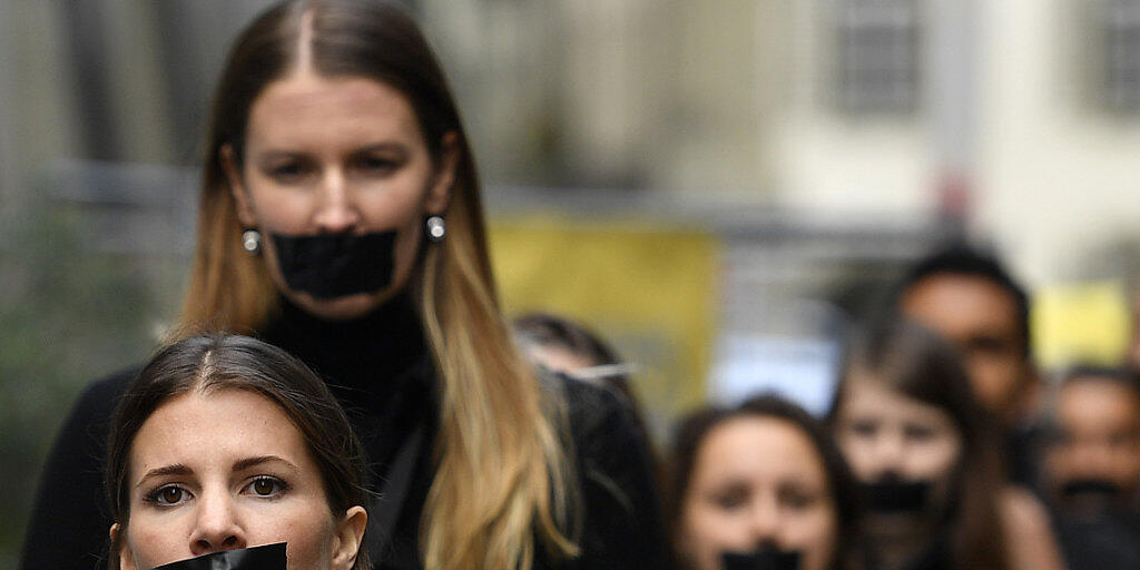 Mit einem "Walk for Freedom" haben vergangenen Samstag in Bern rund 270 Menschen gegen den Menschenhandel ein stummes Zeichen gesetzt. Die Teilnehmerinnen und Teilnehmer klebten sich mit schwarzen Klebeband den Mund zu, um zu symbolisieren, dass die Opfer keine Stimme haben. (Archiv)
