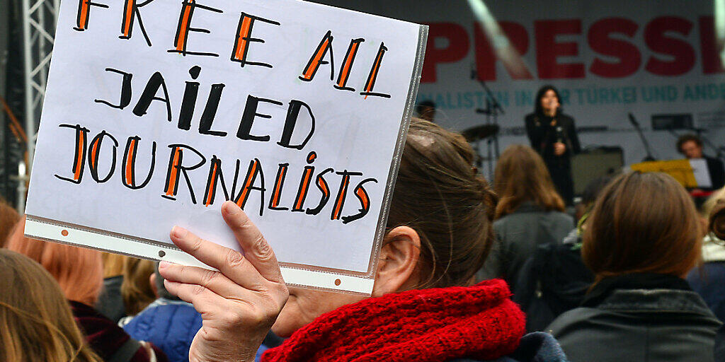 Die Pressefreiheit ist derzeit durch zahlreiche Krisen bedroht. Die Organisation Reporter ohne Grenzen ruft dazu auf, wachsam zu bleiben. (Archivbild)