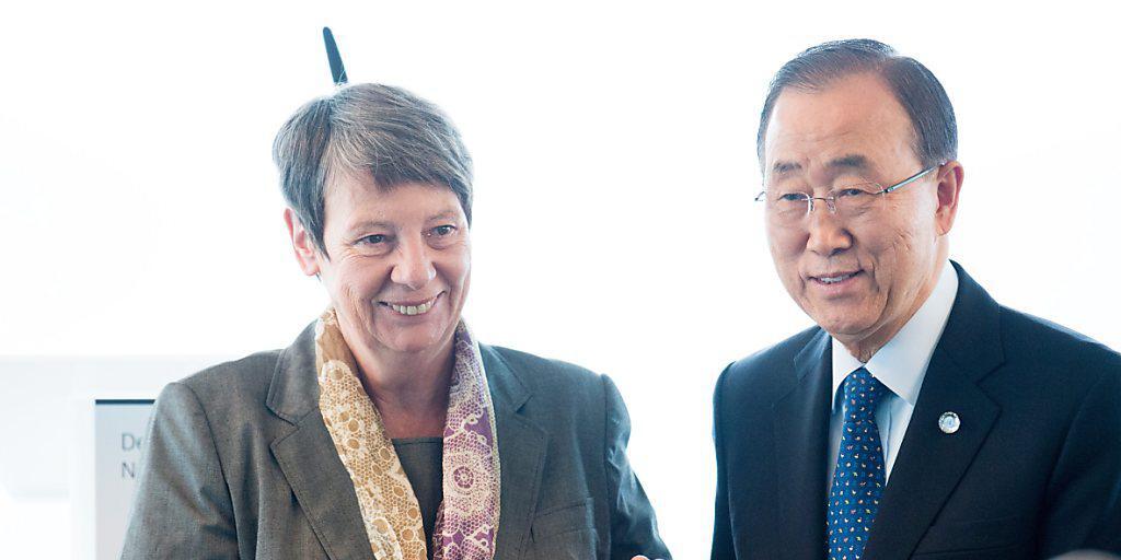 Barbara Hendricks, hier mit UNO-Generalsekretär Ban Ki Moon, ist im Iran für einen Mann gehalten worden. Die Verwechslung führte zu einem Eklat, da sie eine iranische Politikerin mit Handschlag begrüsste. Handkontakt zwischen Mann und Frau ist in der Islamischen Republik Tabu. (Archivbild)