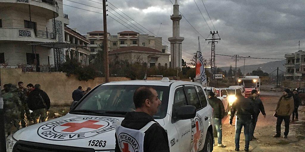 Ein IKRK-Hilfskonvoi erreicht das eingeschlossene Madaja nordwestlich der syrischen Hauptstadt Damaskus (Aufnahme vom Januar 2016).