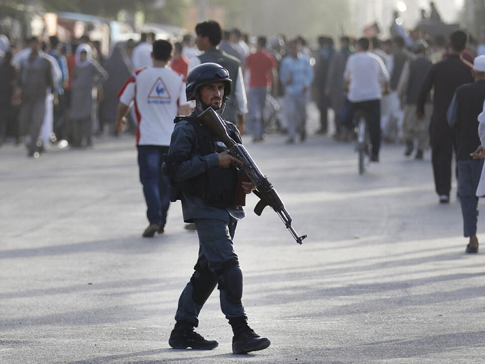 Afghanischer Soldat am Mittwoch am ort des Anschlags in Kabul.
