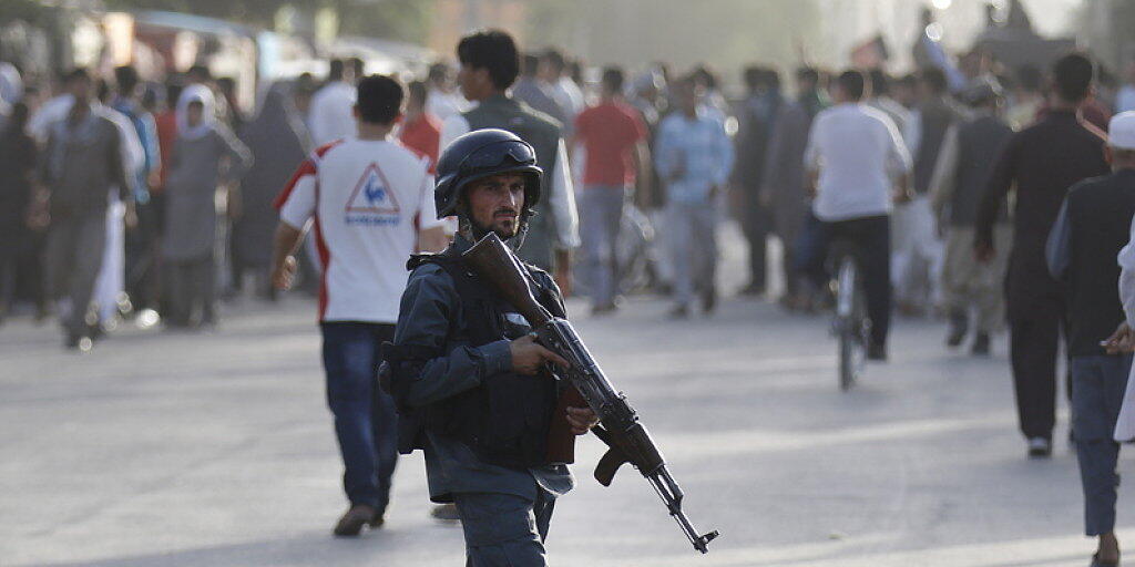 Afghanischer Soldat am Mittwoch am ort des Anschlags in Kabul.