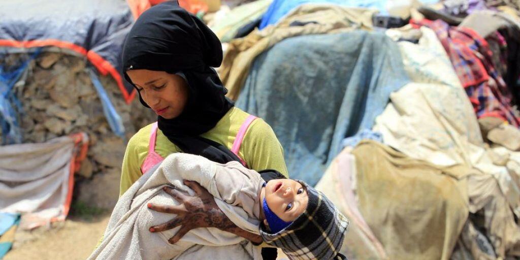 Ein Mädchen in einem Flüchtlingslager in der Nähe der Hauptstadt Sana'a mit ihrer kleine Schwester. Millionen von Kinder in Jemen sind vom Hunger bedroht. (Archivbild)