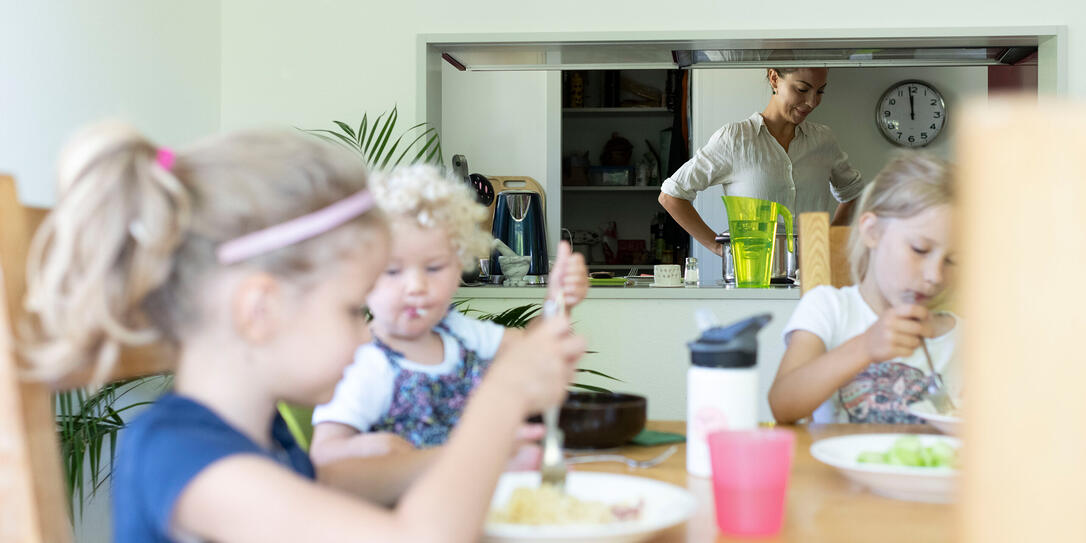 TAGESFAMILIE, GFZ, STIFTUNG GFZ, KINDERBETREUUNG, KINDERTAGESBETREUUNG, BETREUUNG, KINDERTAGESPFLEGE, ZUHAUSE, ZU HAUSE, WOHNUNG,  MITTAGESSEN, MITTAG ESSEN, ZMITTAG, ESSEN, MITTAGSTISCH, ESSTISCH, ESSZIMMER,  TAGESMUTTER, KINDERTAGESPFLEGEPERSON,  KINDER,