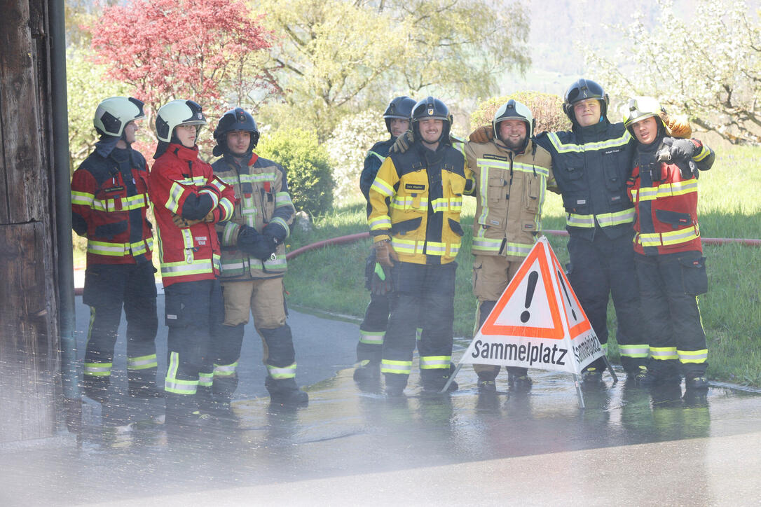 Schluss&uuml;bung beim Kurs f&uuml;r neue Feuerwehrleute beim "Restaurant L&ouml;wen&raquo; in Gamprin-Bendern.