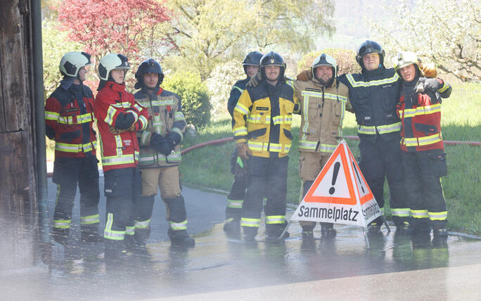 Schluss&uuml;bung beim Kurs f&uuml;r neue Feuerwehrleute beim "Restaurant L&ouml;wen&raquo; in Gamprin-Bendern.