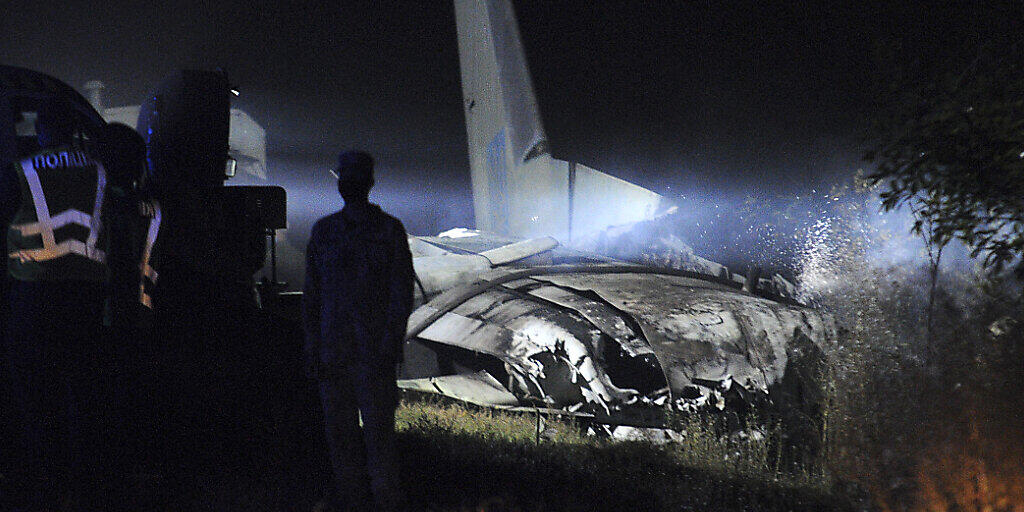 Das Wrack des Militärflugzeugs Antonow AN-26 wird von einer Lampe angestrahlt. Foto: -/AP/dpa - ACHTUNG: Nur zur redaktionellen Verwendung und nur mit vollständiger Nennung des vorstehenden Credits