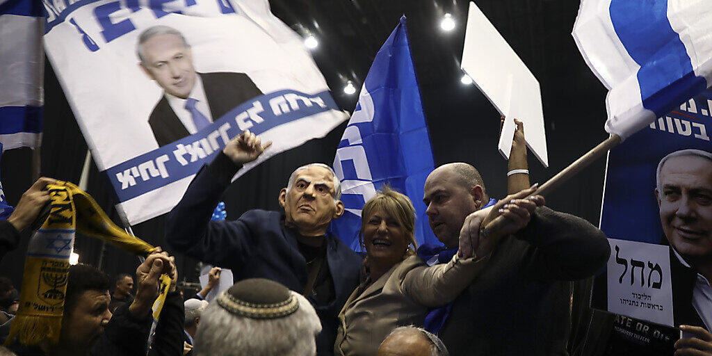 Anhänger Benjamin Netanjahus feiern den Wahlerfolg der Likud-Partei bei der Parlamentswahl in Israel. (Foto: Oded Balilty/ AP Keystone-SDA) Anhänger Benjamin Netanjahus feiern den Wahlerfolg der Likud-Partei bei der Parlamentswahl in Israel. (Foto: Oded Balilty/ AP Keystone-SDA)