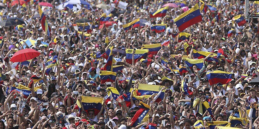 Publikum mit venezolanischen Fahnen beim Benefizkonzert "Venezuela Aid Live".