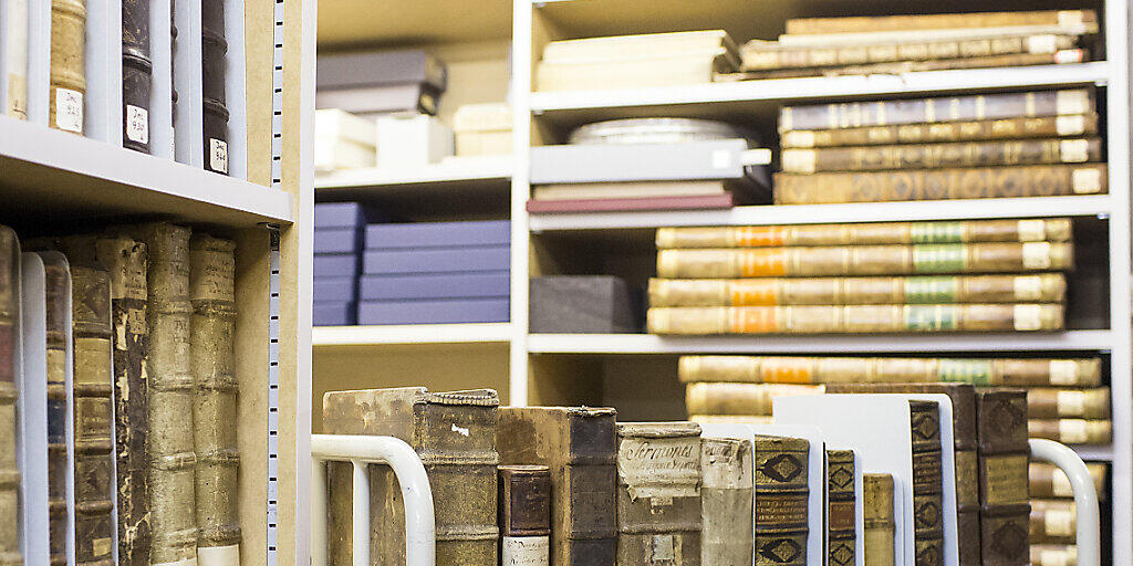 Das Wissen aus vergangenen Jahrhunderten online statt zwischen Buchdeckeln: Zahlreiche Schriften aus dem 18. und 19. Jahrhundert der Zentralbibliothek Zürich werden digitalisiert. (Symbolbild) Das Wissen aus vergangenen Jahrhunderten online statt zwischen Buchdeckeln: Zahlreiche Schriften aus dem 18. und 19. Jahrhundert der Zentralbibliothek Zürich werden digitalisiert. (Symbolbild)