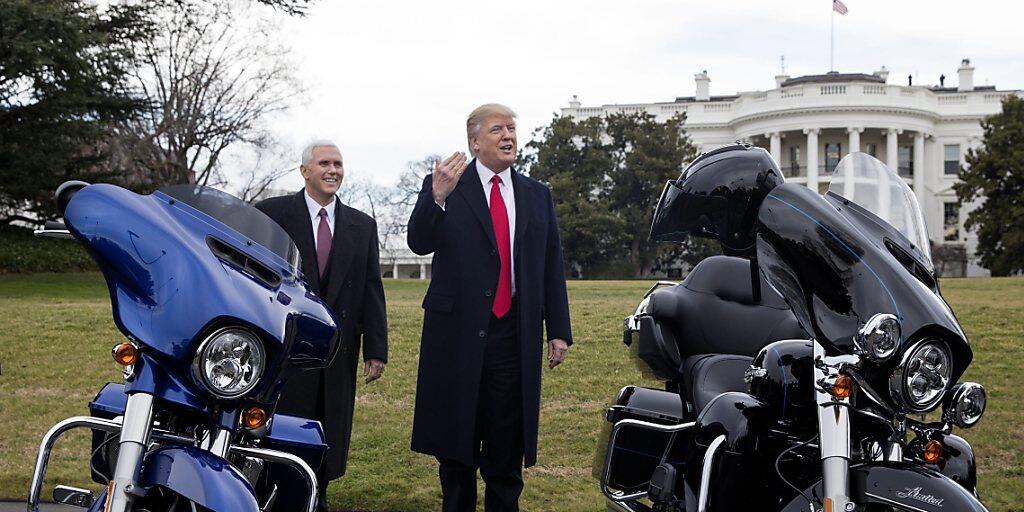 Da war die Welt noch in Ordnung. US-Präsident Donald Trup und sein Vize Mike Pence treffen Vertreter von Harley-Davidson. (Archivbild)
