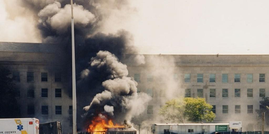 Neben den Terroristen starben beim Anschlag auf das Pentagon 184 Menschen: 125 im Gebäude des Verteidigungsministeriums sowie 59 Passagiere und Besatzungsmitglieder. Neben den Terroristen starben beim Anschlag auf das Pentagon 184 Menschen: 125 im Gebäude des Verteidigungsministeriums sowie 59 Passagiere und Besatzungsmitglieder.