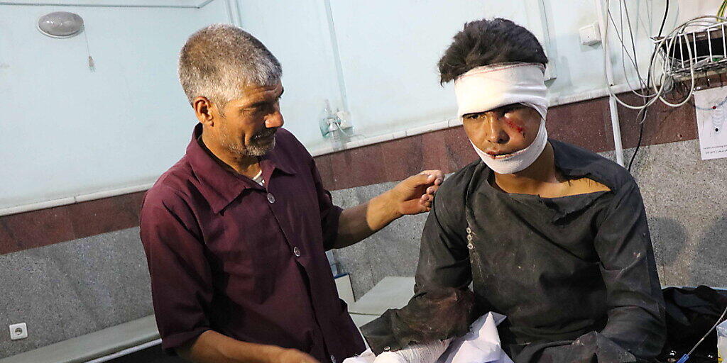 Mindestens 34 Tote und 17 Verletzte forderte am Mittwoch ein Bombenanschlag im Westen Afghanistans. Zahlreiche Verletzte wurden in einem Spital in Herat medizinisch versorgt. Mindestens 34 Tote und 17 Verletzte forderte am Mittwoch ein Bombenanschlag im Westen Afghanistans. Zahlreiche Verletzte wurden in einem Spital in Herat medizinisch versorgt.