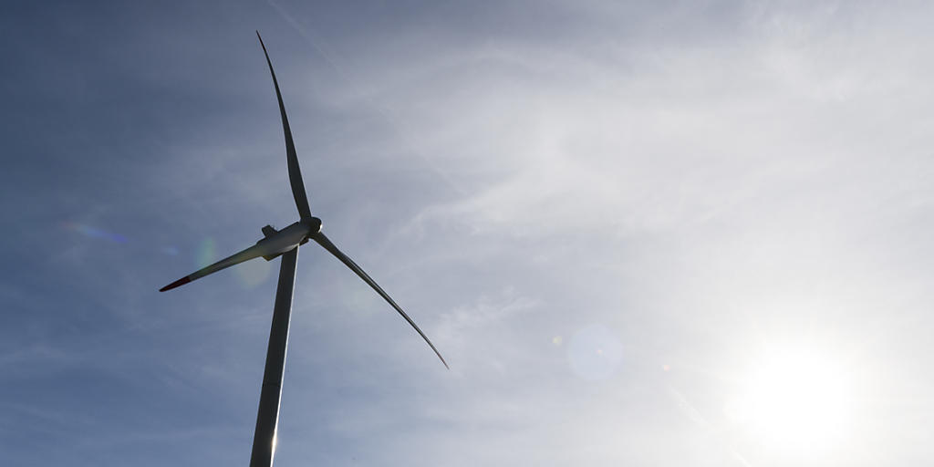 Der Bundesrat will Fördermassnahmen für erneuerbare Energien - wie etwa Windenergieanlagen - durch Lenkungsabgaben ersetzen. (Symbolbild) Der Bundesrat will Fördermassnahmen für erneuerbare Energien - wie etwa Windenergieanlagen - durch Lenkungsabgaben ersetzen. (Symbolbild)