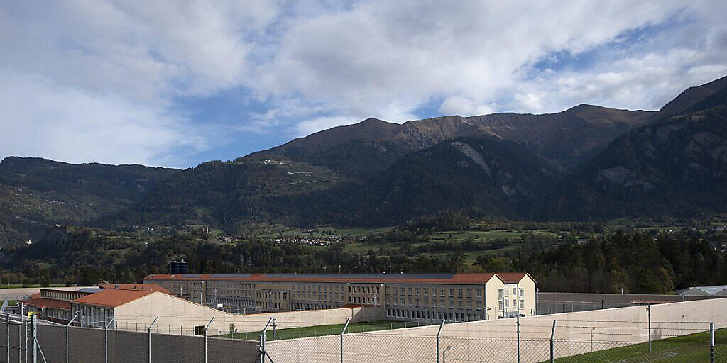 Blick auf die neu gebaute Justizvollzugsanstalt Tignez in Cazis GR: Das Gefängnis soll nach einer Testphase im Januar bis zu 152 Inhaftierte aufnehmen.