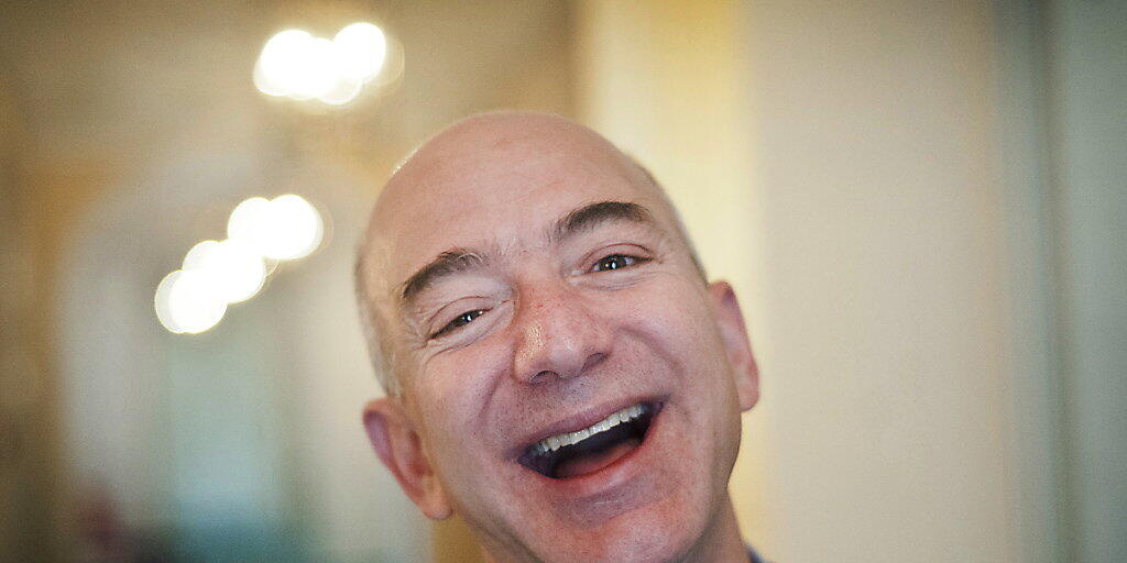 Er hat gut lachen - Jeff Bezos bleibt der reichste Mensch der Welt. (Archivbild)