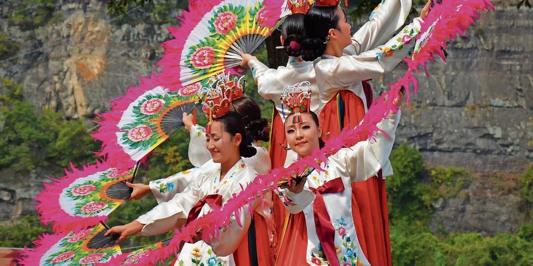 Korean fan dance called Buchaechum
