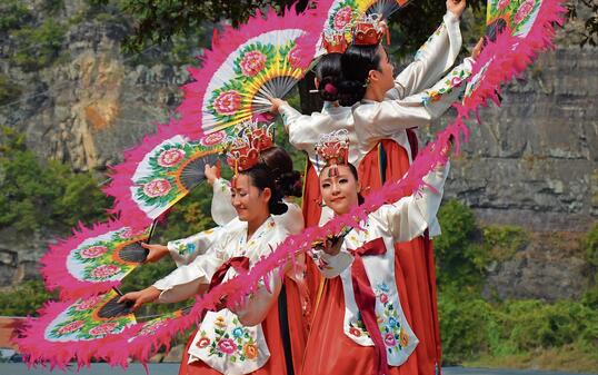 Korean fan dance called Buchaechum