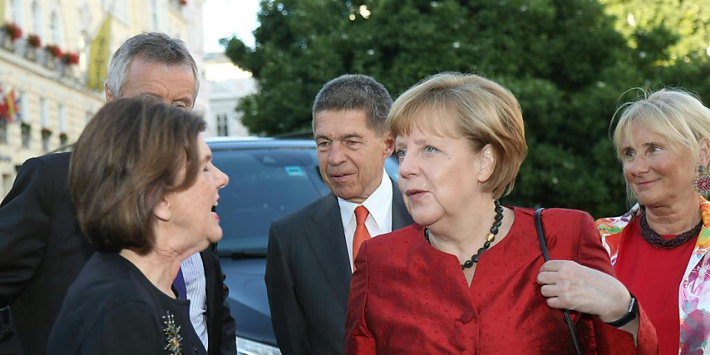 Neuinszenierung von Samuel Becketts "Endspiel" in Salzburg. An der Premiere waren auch die deutsche Kanzlerin Angela Merkel und Ehemann Joachim Sauer. Neuinszenierung von Samuel Becketts "Endspiel" in Salzburg. An der Premiere waren auch die deutsche Kanzlerin Angela Merkel und Ehemann Joachim Sauer.