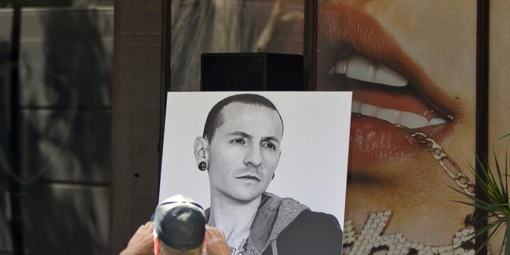 Ein Foto von Chester Bennington nach seinem Tod vor dem Gebäude von Warner Bros. Records. Bald soll er eine richtige Gedenkstätte erhalten, kündigt seine Band Linkin Park an. (Archivbild) Ein Foto von Chester Bennington nach seinem Tod vor dem Gebäude von Warner Bros. Records. Bald soll er eine richtige Gedenkstätte erhalten, kündigt seine Band Linkin Park an. (Archivbild)