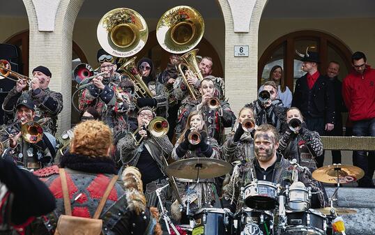 Die Liechtensteiner Guggenmusiken läuten die 5. Jahreszeit ein.