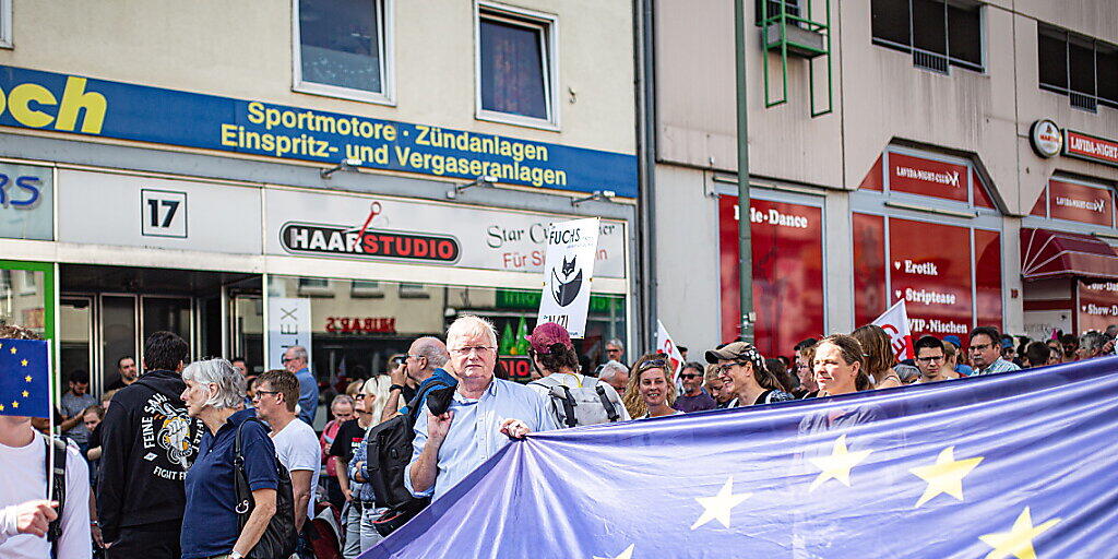 Nach dem Mord an Regierungspräsident Walter Lübcke sind am Samstag in Kassel rund 10'000 Menschen zu Protesten gegen Rechts zusammengekommen. Die Kundgebung der Rechten fiel mit rund 120 Personen wesentlich kleiner aus. Nach dem Mord an Regierungspräsident Walter Lübcke sind am Samstag in Kassel rund 10'000 Menschen zu Protesten gegen Rechts zusammengekommen. Die Kundgebung der Rechten fiel mit rund 120 Personen wesentlich kleiner aus.