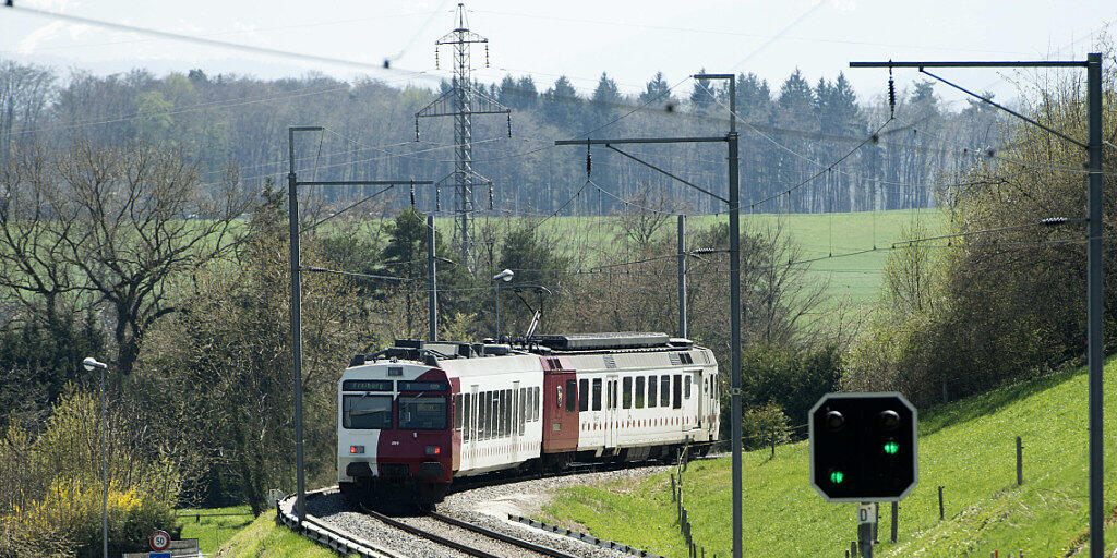 Ein Zug der Freiburgischen Verkehrsbetriebe - hier zwischen Freiburg und Murten. (Archivbild)