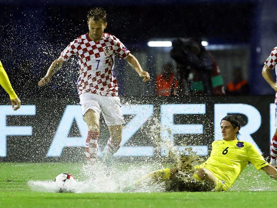Zu viel Wasser: Die Partie Kroatien - Kosovo in Zagreb musste in der 27. Minute abgebrochen werden