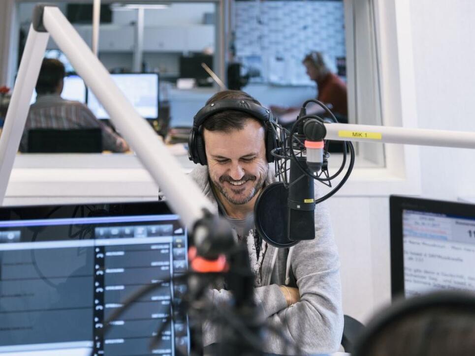Moderator Jo&euml;l Gilgen im Studio von SRF Musikwelle. Auf dem Volksmusiksender kommt jeder zweite gespielte Song aus der Schweiz. (Archivbild)