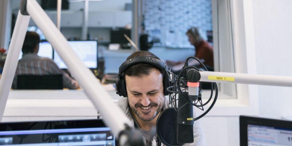 Moderator Jo&euml;l Gilgen im Studio von SRF Musikwelle. Auf dem Volksmusiksender kommt jeder zweite gespielte Song aus der Schweiz. (Archivbild)