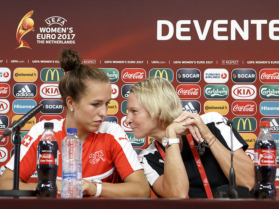 Martina Voss-Tecklenburg (rechts) und Lia Wälti waren mit der Schweiz bei der EM im letzten Jahr dabei