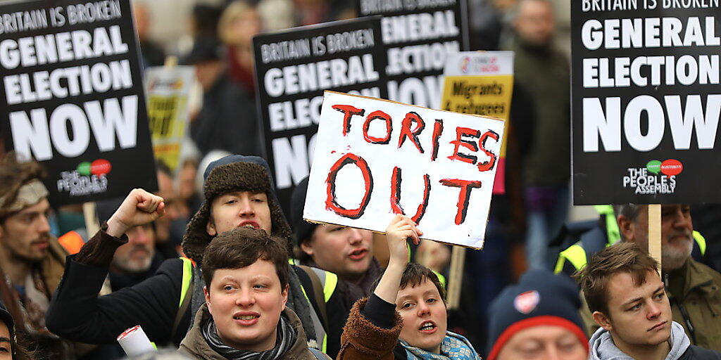 Tausende Demonstranten fordern in London Neuwahlen.