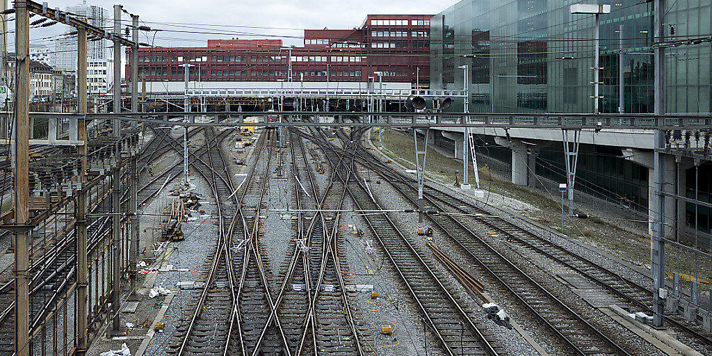 Der günstigere Bahnstrom soll auch Bahnkundinnen und Kunden zugute kommen. (Archiv)