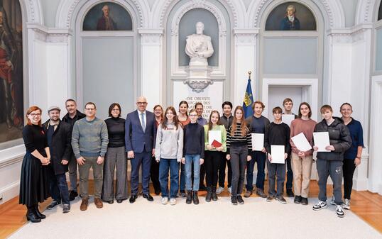 Bei der Preisverleihung wurden alle Teilnehmerinnen und Teilnehmer von Regierungschef Daniel Risch geehrt. Das erst- und zweiplatzierte Team darf Liechtenstein im europäischen Finale vertreten.