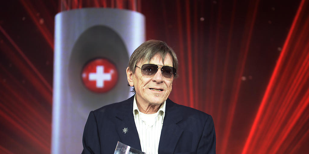 Polo Hofer mit seinem Award für den Schweizer des Jahres. Dem offiziellen Verleihungs-Festakt am 2. Juli auf der Älggi-Alp kann er aus gesundheitlichen Gründen nicht beiwohnen, ebenso wenig wie einem Konzert in Aarberg sechs Tage später. (Archivbild)