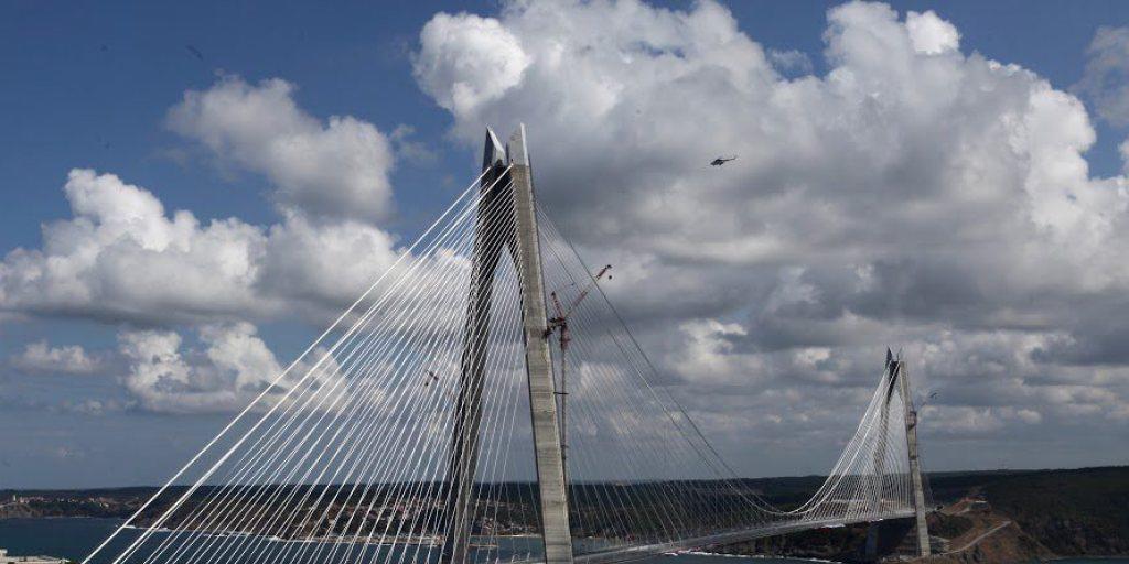 Die neue Hängebrücke ist 1,4 Kilometer lang und überspannt die Bosporus-Meerenge an der Einmündung in das Schwarze Meer. Gestaltet hat sie eine Genfer Firma. Die neue Hängebrücke ist 1,4 Kilometer lang und überspannt die Bosporus-Meerenge an der Einmündung in das Schwarze Meer. Gestaltet hat sie eine Genfer Firma.