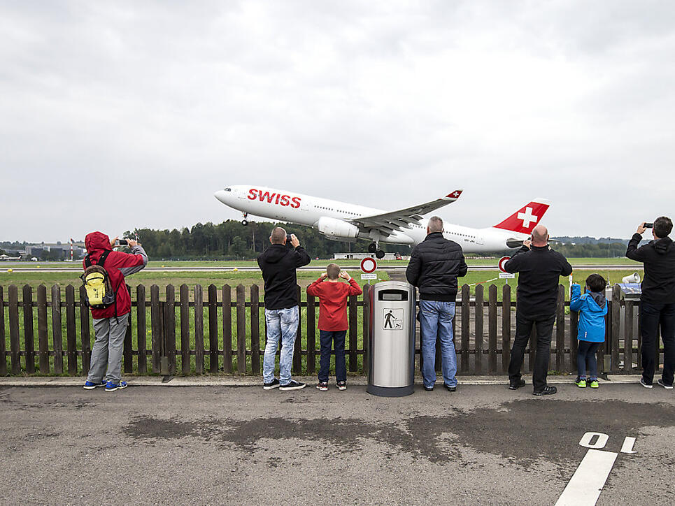 Ganz nah dran: Besucher des Erlebniswochenendes am Flughafen Zürich fotografieren ein startendes Swiss-Flugzeug.
