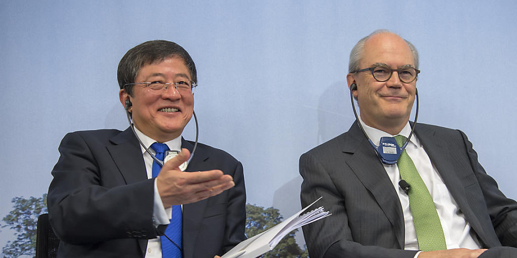 Ren Jianxin, neuer Präsident bei Syngenta und sein Vize Michel Demaré sehen den Basler Agrochemiekonzern auf Wachstumskurs. Die Übernahme sei im Interesse der chinesischen Bauern, der Schweiz und der ganzen Welt, verspricht Ren. (Archiv)