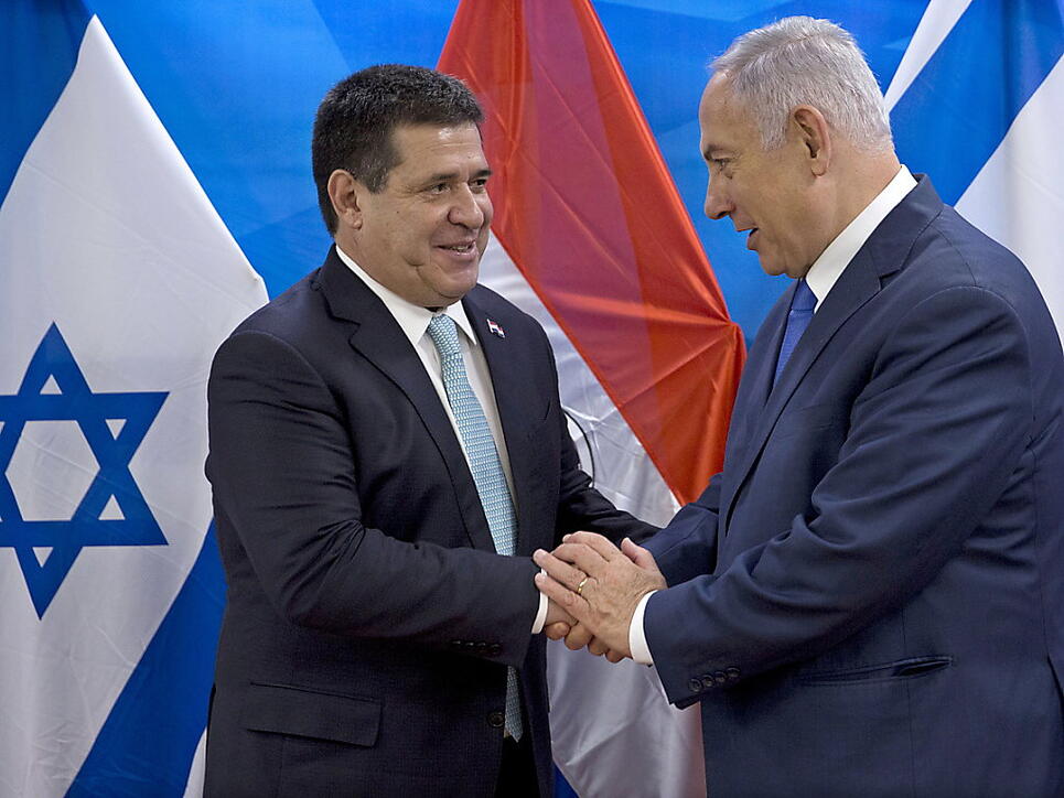 Nach den USA und Guatemala hat auch Paraguay seine Botschaft in Israel nach Jerusalem verlegt. Der Präsident des südamerikanischen Landes, Horacio Cartes (links), und Israels Ministerpräsident Benjamin Netanjahu nahmen an der Eröffnungszeremonie am Montag teil.