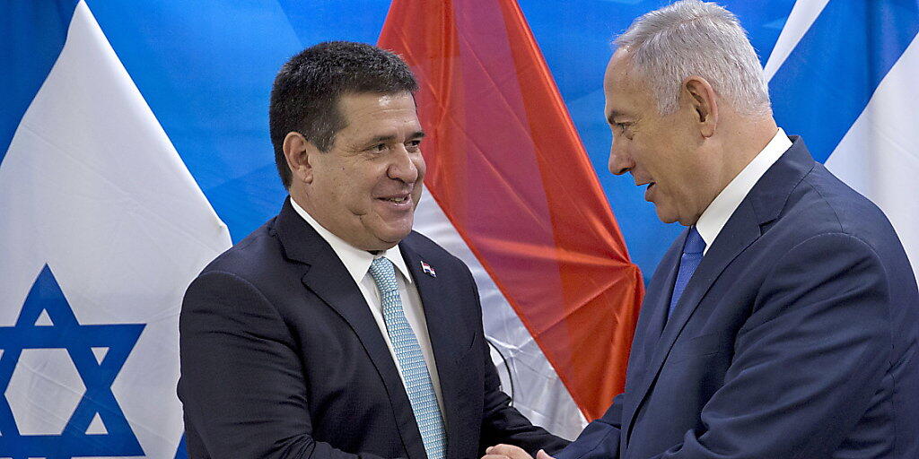 Nach den USA und Guatemala hat auch Paraguay seine Botschaft in Israel nach Jerusalem verlegt. Der Präsident des südamerikanischen Landes, Horacio Cartes (links), und Israels Ministerpräsident Benjamin Netanjahu nahmen an der Eröffnungszeremonie am Montag teil.