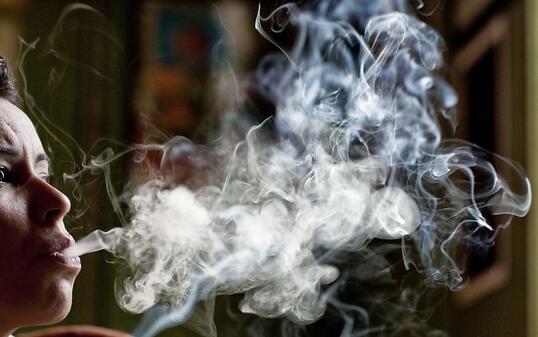 Der Tabakkonsum kostet die Schweiz gemäss einer Studie der ZHAW jährlich fünf Milliarden Franken.
