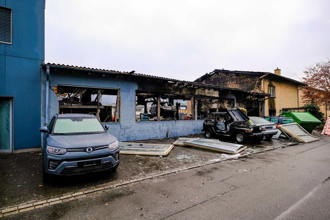 Autogarage nach Explosion völlig ausgebrannt