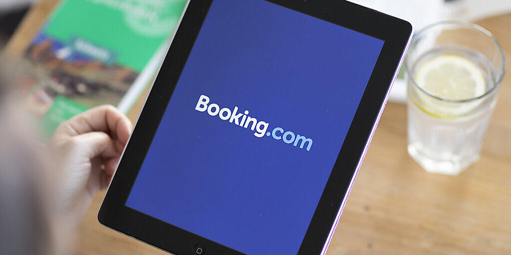 Beim Reiseanbieter Booking.com werden viele Jobs wegen der Corona-Krise gestrichen (Symbolbild).
