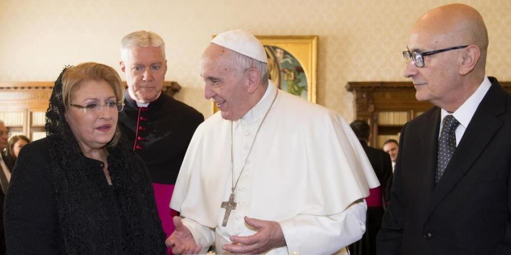 Jubilar Papst Franziskus bei seiner Audienz mit der Präsidentin von Malta, Marie Louise Coleiro Preca (l.), und deren Ehemann Edgar (r.) im Vatikan.