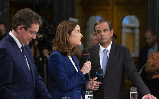 Die Spitzenvertreter von drei Bundesratsparteien (v.l.n.r. Albert Rösti, SVP, Petra Gössi, FDP, und Gerhard Pfister, CVP) während der Elefantenrunde der Parteipräsidenten in Bundeshaus in Bern.  Die Grünen werden bei nächster Gelegenheit Anspruch auf einen Sitz im Bundesrat geltend machen.