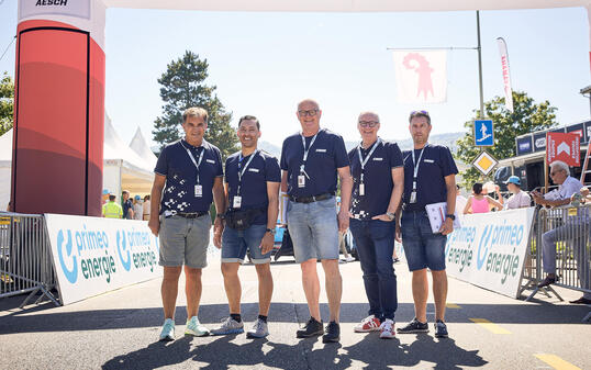 Sie informieren die Radfans auf der Strecke und im Start/Zielbereich: Jürg Baumgartner, Dominik Biedermann, Jimmy Lüchinger, Georges Lüchinger und Patrik Schreiber (v.l.). 	Bild: Timo Orubolo