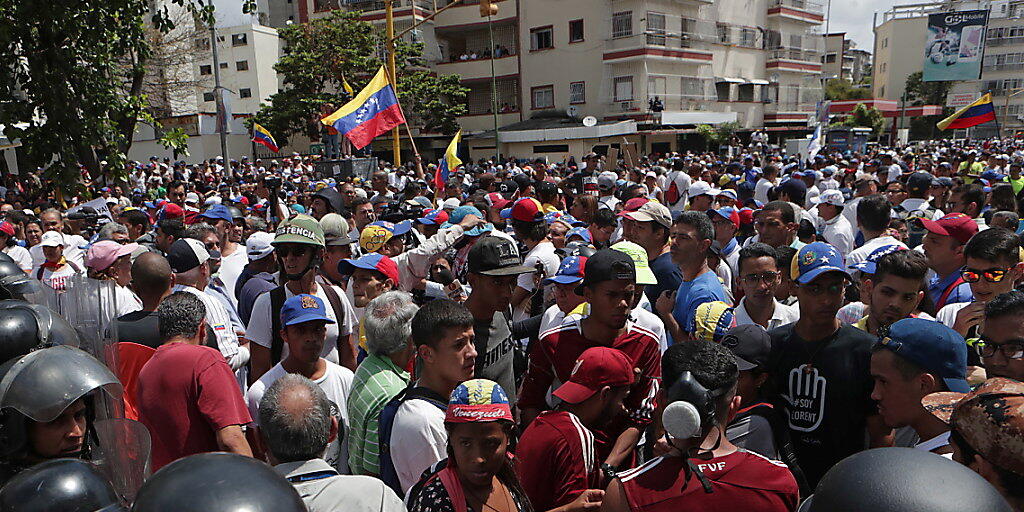 Anhänger des selbst ernannten Interimspräsidenten Guaidó diskutieren mit der Polizei in Caracas. Sowohl Guaidó als auch Präsident Maduro riefen für Samstag zu eine Demonstration auf.