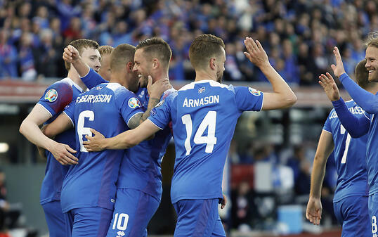 Matchwinner Ragnar Sigurdsson (6) wird von seinen Teamkollegen nach dem zweiten Treffer des Abends in Empfang genommen
